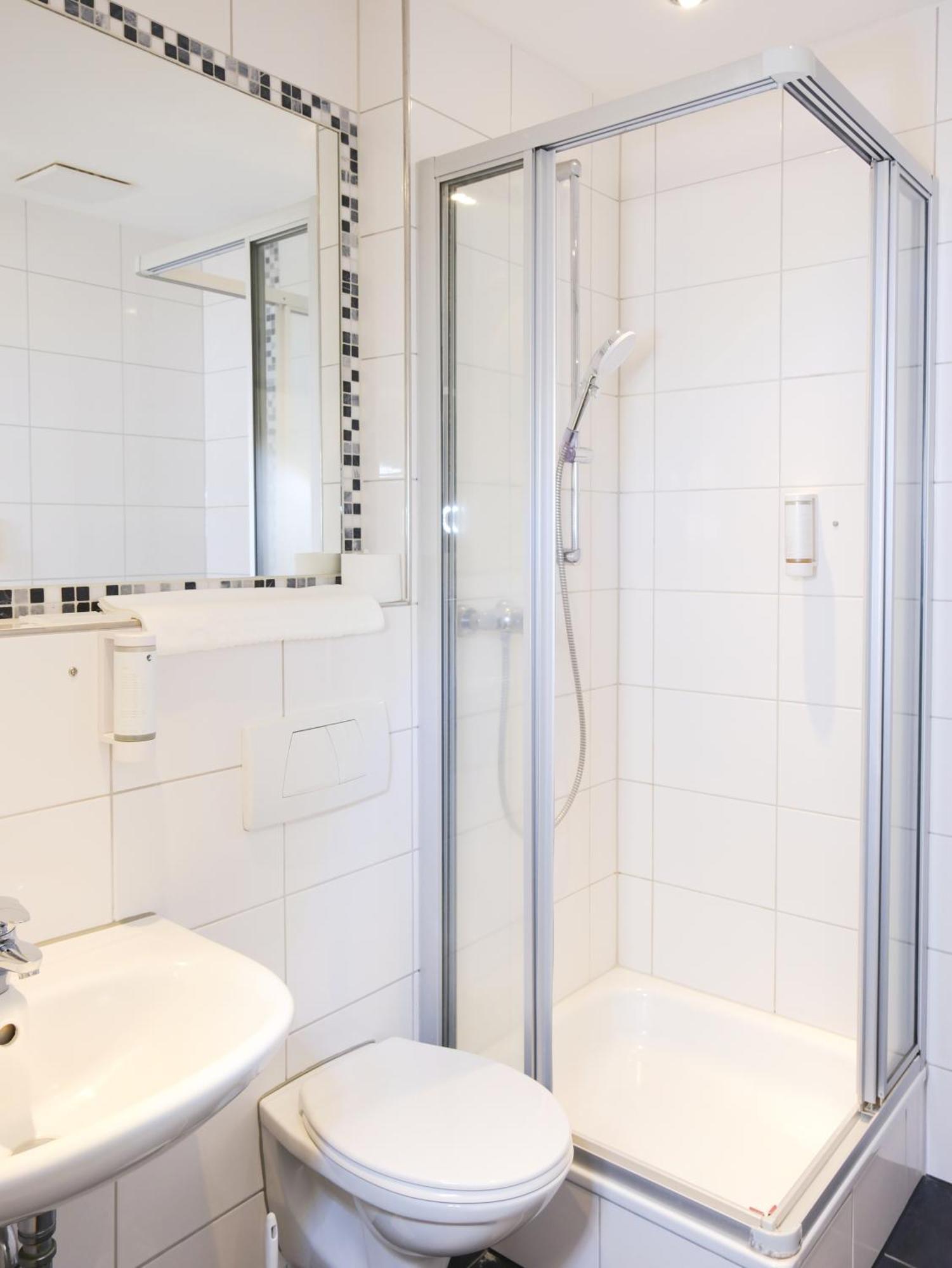 Hotel Burgklause Nickenich Bagian luar foto