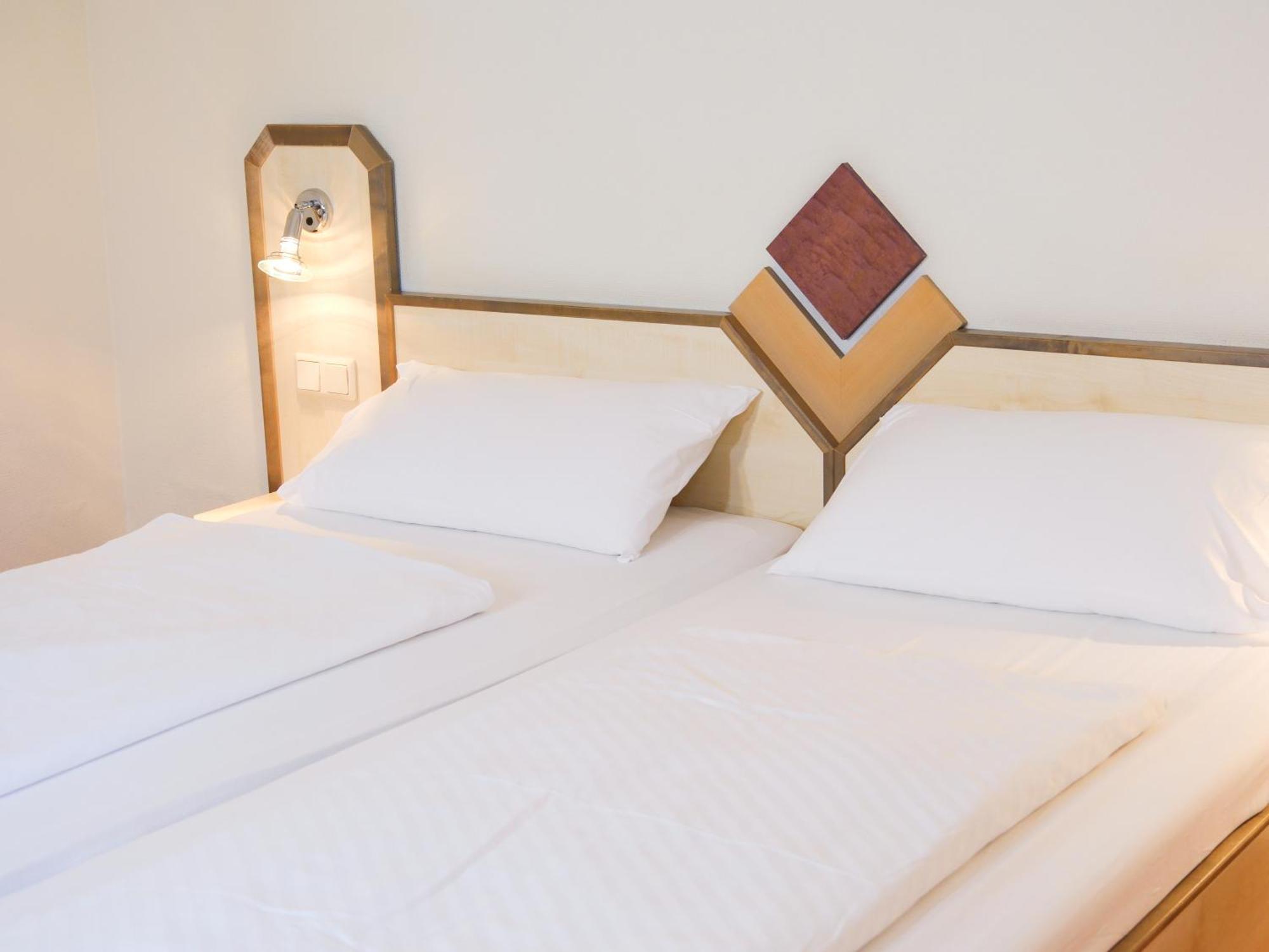Hotel Burgklause Nickenich Bagian luar foto