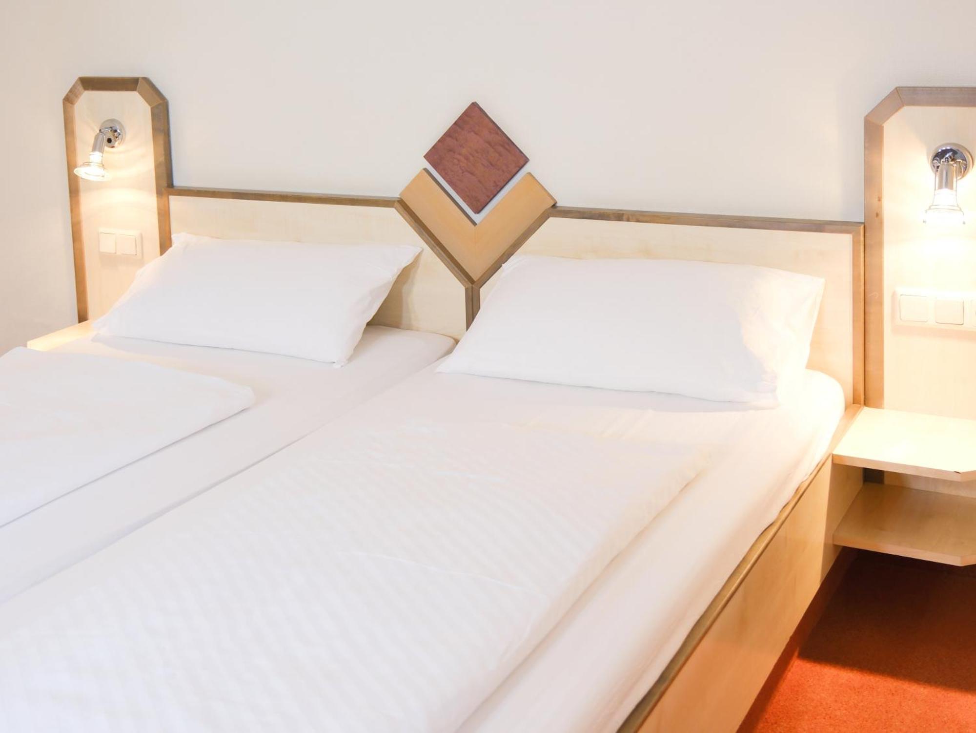 Hotel Burgklause Nickenich Bagian luar foto
