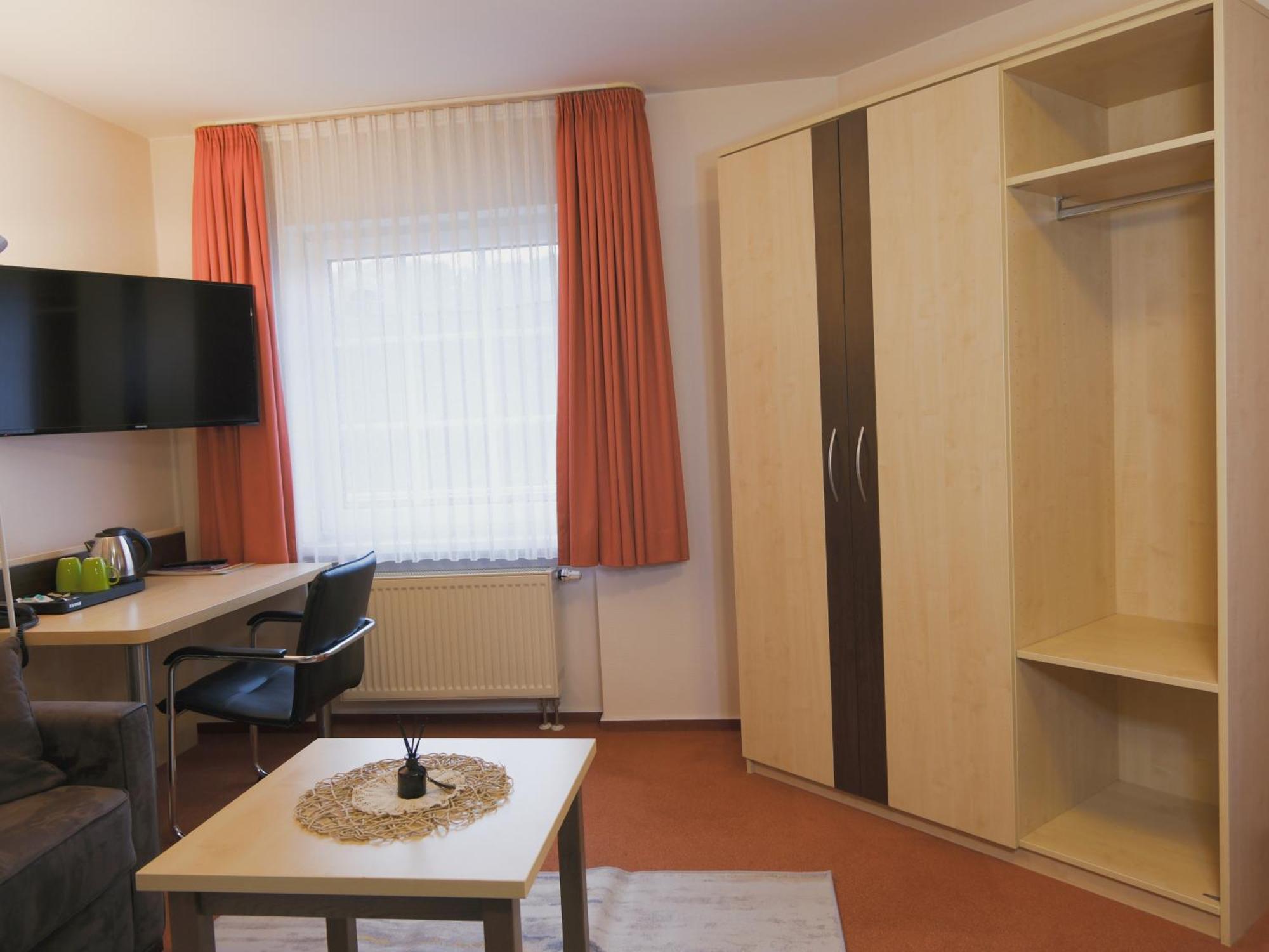 Hotel Burgklause Nickenich Bagian luar foto