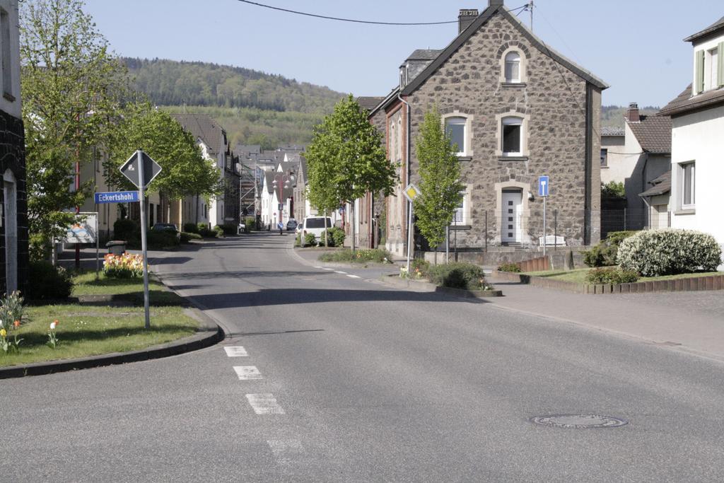 Hotel Burgklause Nickenich Bagian luar foto